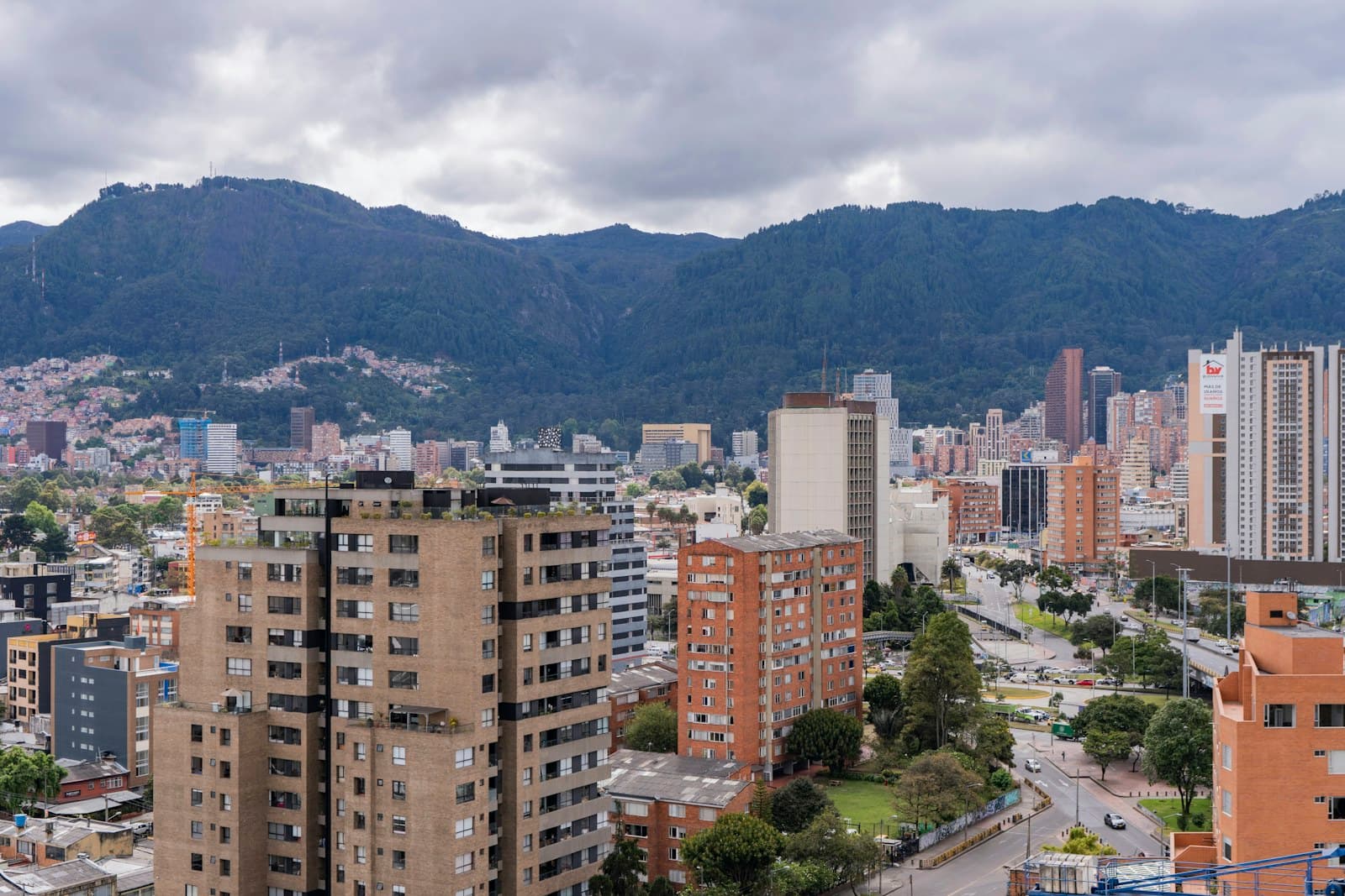 Bogotá con los cerros orientales al fondo